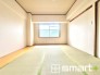 ～「和みの部屋」和室をご用意～
・ゴロンと寝転がったり、お子様のいるご家庭ではお子様を寝かしつけたり、などご活用いただける和室をご用意。
・やはり畳の香りは心が落ち着きますね。
