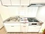 ～リビングを有効活用～
・キッチンは対面式ではなく壁側にございますので、お部屋の中の空間を有効活用できます。
・現地ではぜひ家具の配置などもイメージしながらご見学くださいませ。
