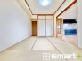 ～「和みの部屋」和室をご用意～
・ゴロンと寝転がったり、お子様のいるご家庭ではお子様を寝かしつけたり、などご活用いただける和室をご用意。
・やはり畳の香りは心が落ち着きますね。