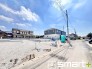 2号棟 ～十分な広さのある前面道路～
・前面道路は約４ｍございますので、お車でのすれ違いも可能で余計なストレスがかかりません。
・日々お車での移動が多い方には大切なポイントですね。
