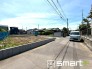 ～十分な広さのある前面道路～
・前面道路は約４ｍございますので、お車でのすれ違いも可能で余計なストレスがかかりません。
・日々お車での移動が多い方には大切なポイントですね。
