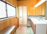 ～シャワー付き洗面台を採用～
・洗面台の蛇口がホースで伸びシャワーとしてご利用可能。
・朝の寝ぐせ直しなどにシャワーを使いたい時、洗面台の掃除をする際にも便利にお使いいただけますよ。
