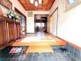 ～広い玄関～
格式高い意匠が施された天井や端正な設えが、訪れる方を静かに迎え入れるゆとりある空間。細部までこだわりを感じさせる趣深い佇まいは、住まいの第一印象として確かな重厚感と穏やかな安らぎを醸し出しています
