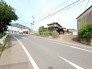 ～十分な広さのある前面道路～
・前面道路は約8.3ｍございますので、お車でのすれ違いも楽々で余計なストレスがかかりません。
・日々お車での移動が多い方には大切なポイントですね。
