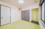 ～「和みの部屋」和室をご用意～
・ゴロンと寝転がったり、お子様のいるご家庭ではお子様を寝かしつけたり、などご活用いただける和室をご用意。
・やはり畳の香りは心が落ち着きますね。
