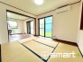 ～「和みの部屋」和室をご用意～
・ゴロンと寝転がったり、お子様のいるご家庭ではお子様を寝かしつけたり、などご活用いただける和室をご用意。
・やはり畳の香りは心が落ち着きますね。
