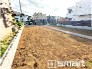 2号棟 ～閑静な住宅街の立地～
・周辺は閑静な住宅街となっておりますので、静かな暮らしをご実現いただけます。
・前面道路の交通量も多くないので、小さなお子様がいるご家庭でもご安心ですね。
