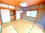 ～２面採光の明るいお部屋～
・和室は２面採光とする事で穏やかな陽の入る明るい空間となっております。
・くつろぎのプライベート時間を明るい空間で穏やかにお過ごしいただけます。
