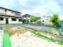～閑静な住宅街の立地～
・周辺は閑静な住宅街となっておりますので、静かな暮らしをご実現いただけます。
・前面道路の交通量も多くないので、小さなお子様がいるご家庭でもご安心ですね。
