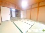 ～「和みの部屋」和室をご用意～
・ゴロンと寝転がったり、お子様のいるご家庭ではお子様を寝かしつけたり、などご活用いただける和室をご用意。
・やはり畳の香りは心が落ち着きますね。

