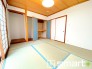 ～「和みの部屋」和室をご用意～
・ゴロンと寝転がったり、お子様のいるご家庭ではお子様を寝かしつけたり、などご活用いただける和室をご用意。
・やはり畳の香りは心が落ち着きますね。
