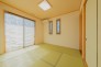 ～２面採光の明るいお部屋～
・和室は２面採光とする事で穏やかな陽の入る明るい空間となっております。
・くつろぎのプライベート時間を明るい空間で穏やかにお過ごしいただけます。
