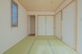 ～「和みの部屋」和室をご用意～
・ゴロンと寝転がったり、お子様のいるご家庭ではお子様を寝かしつけたり、などご活用いただける和室をご用意。
・やはり畳の香りは心が落ち着きますね。
