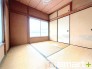自然素材の温もりが心地よい、心から安らげる落ち着いた空間です。伝統的な設えが日々の暮らしに静かな調和をもたらし、どこか懐かしく穏やかな時間が流れる場所として、大切なひとときを過ごせます
