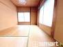 ～２面採光の明るいお部屋～
・和室は２面採光とする事で穏やかな陽の入る明るい空間となっております。
・くつろぎのプライベート時間を明るい空間で穏やかにお過ごしいただけます。
