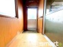 木の温もりが漂う勝手口玄関は、どこか懐かしく落ち着いた気配を感じさせます。日々の暮らしの中で、静かな安らぎと外への繋がりをそっと支えてくれる、素朴で愛着のわく空間です
