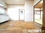 ～ダイニングキッチン～
・木の温もりを感じるフローリングと隣室との調和が心地よく、日々の暮らしに自然と馴染む穏やかな時間が流れるダイニングキッチンです
