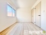 ～収納豊富な洋室～
・各居室に備え付けの収納をご用意。タンスなどを置く場合と比べ出っ張らないので部屋の中を有効のご活用いただけます。
・収納の広さなどぜひ現地でご確認くださいませ。
