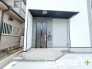～お住まいの顔「玄関」～
・玄関ドアの上にはもちろん軒がございますので、雨の日でも濡れずに鍵の開閉が可能です。
・鍵は防犯性に優れたディンプルキーを採用。
