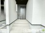 ～お住まいの顔「玄関」～
・玄関ドアの上にはもちろん軒がございますので、雨の日でも濡れずに鍵の開閉が可能です。
・鍵は防犯性に優れたディンプルキーを採用。（１号棟）
