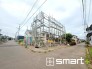 ～開放感ある角地のお住まい～
・２方向が空く事で開放感のある角地に位置しております。
・窮屈な感じが無く、ゆったりと暮らせるこの魅力をぜひ現地でご体感くださいませ。
