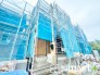 B号棟 ～ベタ基礎でしっかりとした土台～
・コンクリートの中に鉄筋を配し強度を高めた「ベタ基礎」を採用。
・しっかりとした土台を造ったうえで、その上に建物が築造されていきます。
