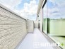 ～洗濯物も干しやすいバルコニー～
・陽当たり良好な南側のバルコニーは２部屋から出入りができて毎日のお洗濯も快適。
・テラス屋根等のオプションもお気軽にご相談くださいませ。