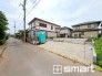 ～閑静な住宅街の立地～
・周辺は閑静な住宅街となっておりますので、静かな暮らしをご実現いただけます。
・前面道路の交通量も多くないので、小さなお子様がいるご家庭でもご安心ですね。

