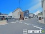 ～開放感溢れる三方角地～
・三方向に開ける角地の立地の為、開放感の溢れる造りで窮屈さがありません。
・周囲の建物が一方向にしかないのでで、陽当りも良好な明るいお住まいです。

