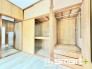 ～収納豊富な洋室～
・各居室に備え付けの収納をご用意。タンスなどを置く場合と比べ出っ張らないので部屋の中を有効のご活用いただけます。
・収納の広さなどぜひ現地でご確認くださいませ。
