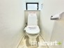 ～ウォシュレット付トイレ～
・小窓から光が差し込む明るいトイレ。使用後や掃除の際には換気もしやすく快適ですね。
・清潔感あるウォシュレット付に交換済みです。
