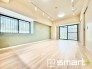 ～窓からはたっぷりの陽光～
・大きな窓から明るい陽光が舞い込みお部屋全体を心地のよい空間に。
・アクセントクロスでシンプルなお部屋もメリハリのある空間に。