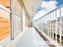 ～洗濯物も干しやすいバルコニー～
・陽当たり良好な南側のバルコニーは２部屋から出入りができて毎日のお洗濯も快適。
・物干し竿受けが標準装備されているのですぐにお使いいただけます。