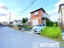 ～閑静な住宅街の立地～
・周辺は閑静な住宅街となっておりますので、静かな暮らしをご実現いただけます。
・前面道路の交通量も多くないので、小さなお子様がいるご家庭でもご安心ですね。
