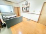 柔らかな明るさが室内に広がり、ゆったりとした時間を感じさせます。心穏やかに過ごせる心地よい空間です
