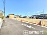 2号棟 ～十分な広さのある前面道路～
・前面道路は約５ｍございますので、お車でのすれ違いも楽々で余計なストレスがかかりません。
・日々お車での移動が多い方には大切なポイントですね。
