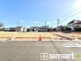 2号棟 ～閑静な住宅街の立地～
・周辺は閑静な住宅街となっておりますので、静かな暮らしをご実現いただけます。
・前面道路の交通量も多くないので、小さなお子様がいるご家庭でもご安心ですね。
