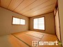 ～「和みの部屋」和室をご用意～
・ゴロンと寝転がったり、お子様のいるご家庭ではお子様を寝かしつけたり、などご活用いただける和室をご用意。
・やはり畳の香りは心が落ち着きますね。
