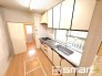 ～リビングを有効活用～
・キッチンは対面式ではなく壁側にございますので、お部屋の中の空間を有効活用できます。
・現地ではぜひ家具の配置などもイメージしながらご見学くださいませ。
