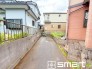 ～閑静な住宅街の立地～
・周辺は閑静な住宅街となっておりますので、静かな暮らしをご実現いただけます。
・前面道路の交通量も多くないので、小さなお子様がいるご家庭でもご安心ですね。
