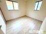 ～２面採光の明るいお部屋～
・洋室は２面採光とする事で穏やかな陽の入る明るい空間となっております。
・くつろぎのプライベート時間を明るい空間で穏やかにお過ごしいただけます。
(Ａ号棟)