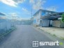 ～閑静な住宅街の立地～
・周辺は閑静な住宅街となっておりますので、静かな暮らしをご実現いただけます。
・前面道路の交通量も多くないので、小さなお子様がいるご家庭でもご安心ですね。
