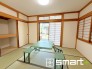 ～「和みの部屋」和室をご用意～
・ゴロンと寝転がったり、お子様のいるご家庭ではお子様を寝かしつけたり、などご活用いただける和室をご用意。
・やはり畳の香りは心が落ち着きますね。
