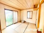 ～「和みの部屋」和室をご用意～
・ゴロンと寝転がったり、お子様のいるご家庭ではお子様を寝かしつけたり、などご活用いただける和室をご用意。
・やはり畳の香りは心が落ち着きますね。
※画像はAIによるリフォーム完成イメージです。実際とは異なる場合があります。
