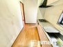 ～リビングを有効活用～
・キッチンは対面式ではなく壁側にございますので、お部屋の中の空間を有効活用できます。
・現地ではぜひ家具の配置などもイメージしながらご見学くださいませ。
※画像はAIによるリフォーム完成イメージです。実際とは異なる場合があります。
