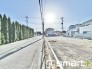 1号棟 ～十分な広さのある前面道路～
・前面道路は約６ｍございますので、お車でのすれ違いも楽々で余計なストレスがかかりません。
・日々お車での移動が多い方には大切なポイントですね。
