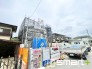 ～閑静な住宅街の立地～
・周辺は閑静な住宅街となっておりますので、静かな暮らしをご実現いただけます。
・前面道路の交通量も多くないので、小さなお子様がいるご家庭でもご安心ですね。
