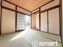 ～「和みの部屋」和室をご用意～
・ゴロンと寝転がったり、お子様のいるご家庭ではお子様を寝かしつけたり、などご活用いただける和室をご用意。
・やはり畳の香りは心が落ち着きますね。
