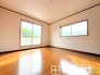 ～２面採光の明るいお部屋～
・洋室は２面採光とする事で穏やかな陽の入る明るい空間となっております。
・くつろぎのプライベート時間を明るい空間で穏やかにお過ごしいただけます。
