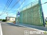 ～十分な広さのある前面道路～
・前面道路は約５ｍございますので、お車でのすれ違いも楽々で余計なストレスがかかりません。
・日々お車での移動が多い方には大切なポイントですね。
